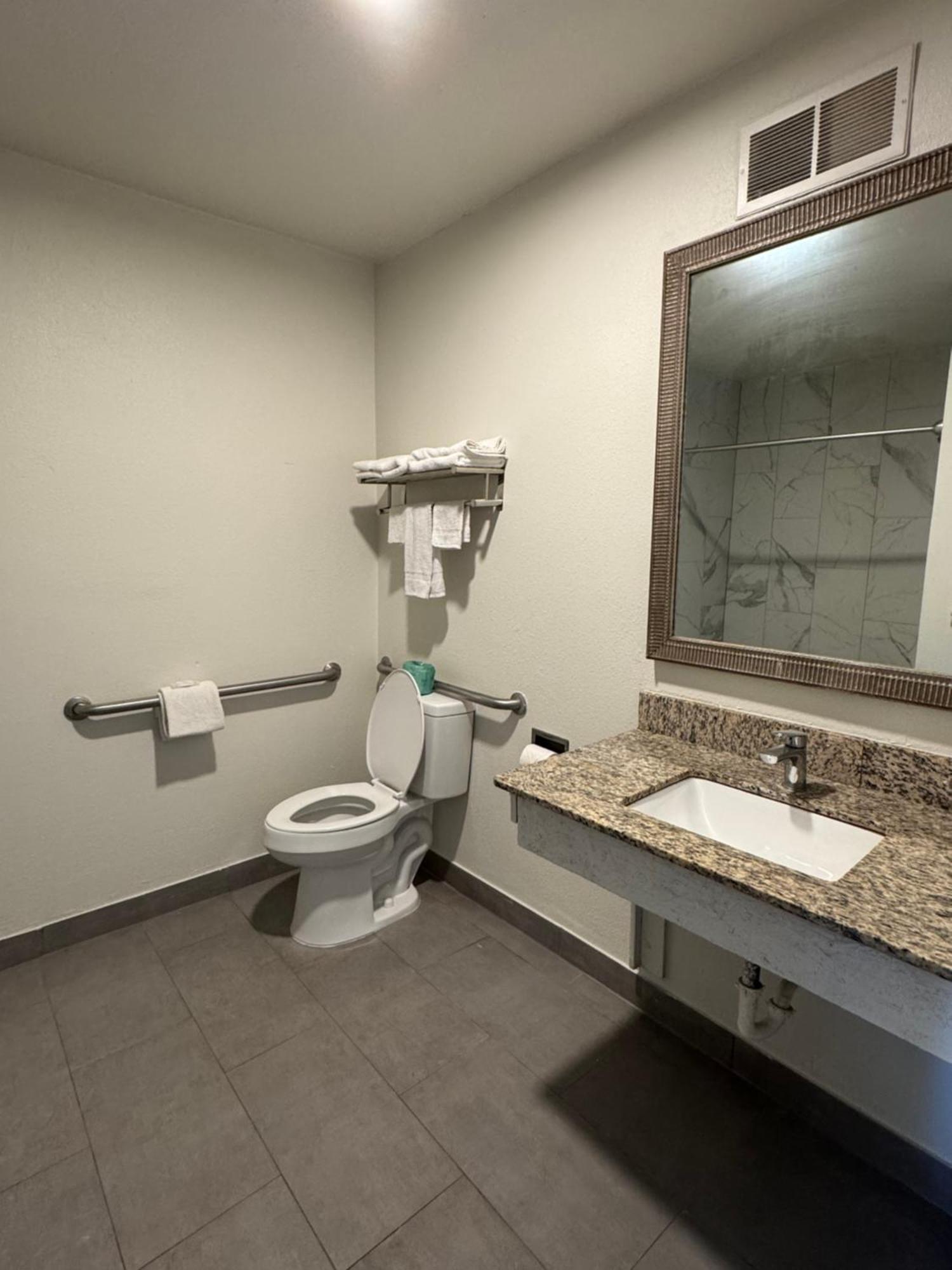 Clarion Inn & Suites Dothan South Esterno foto